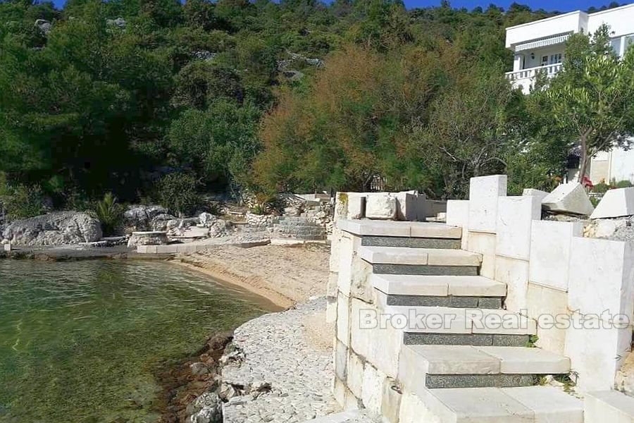 Excellent positioned villa at first row to the sea