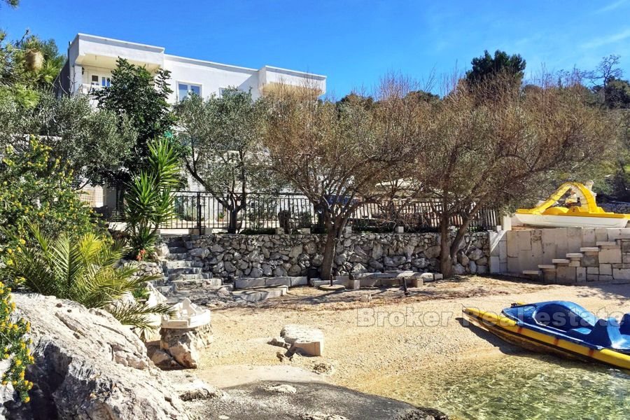 Excellent positioned villa at first row to the sea
