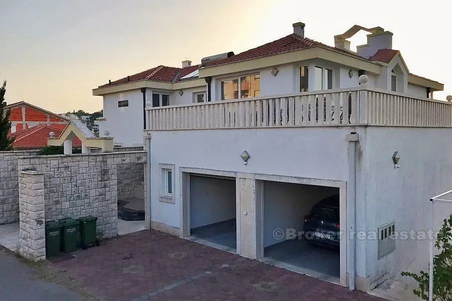 Rymligt familjehus på ön Ciovo