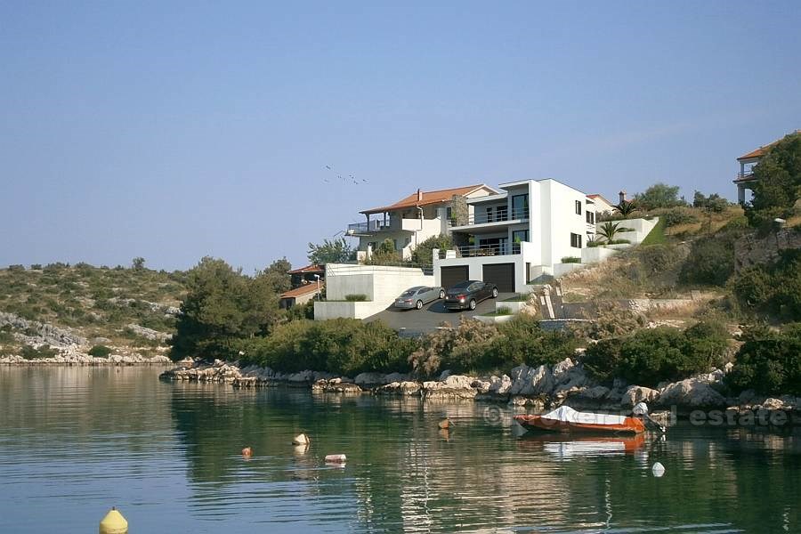 Helt ny villa på første rad til sjøen