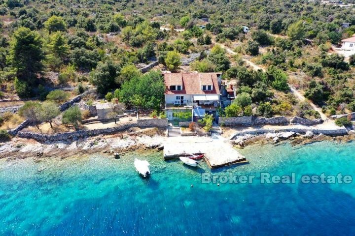 Detached house, on three floors, seafront