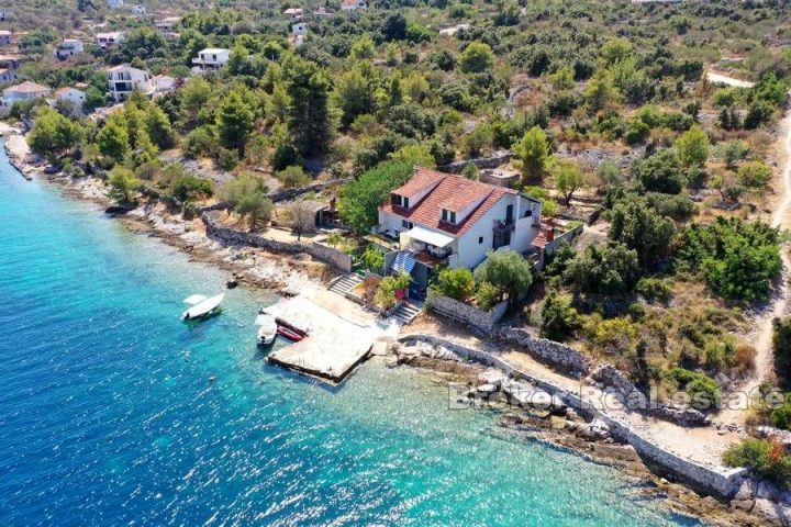 Detached house, on three floors, seafront