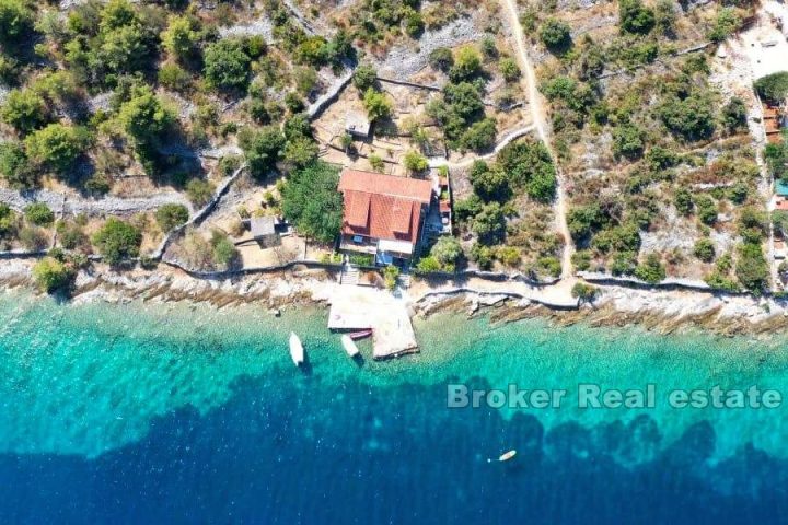 Detached house, on three floors, seafront