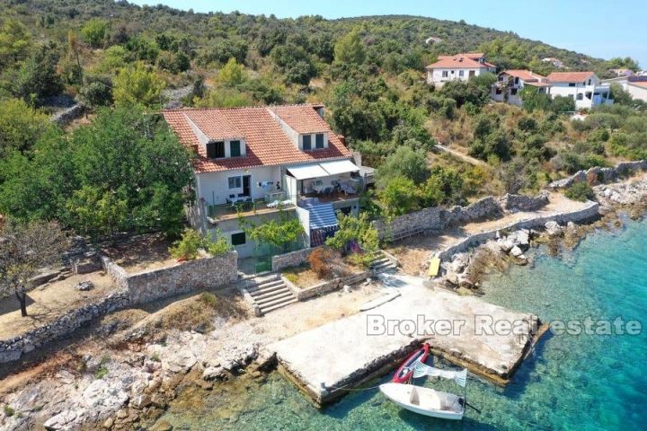 Detached house, on three floors, seafront