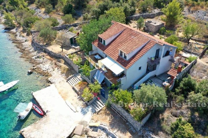 Detached house, on three floors, seafront