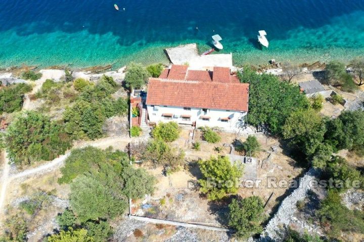 Detached house, on three floors, seafront