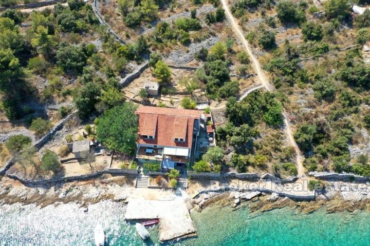 Detached house, on three floors, seafront