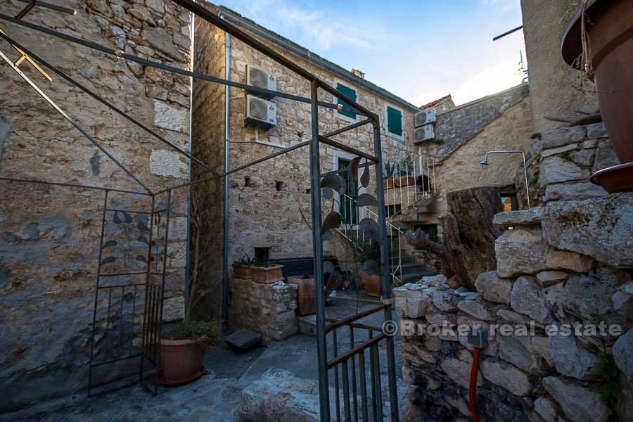 Maison en pierre dalmate, à vendre