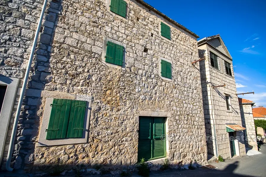 Maison en pierre dalmate, à vendre