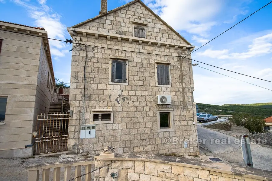 Maison en pierre avec vue mer, à vendre