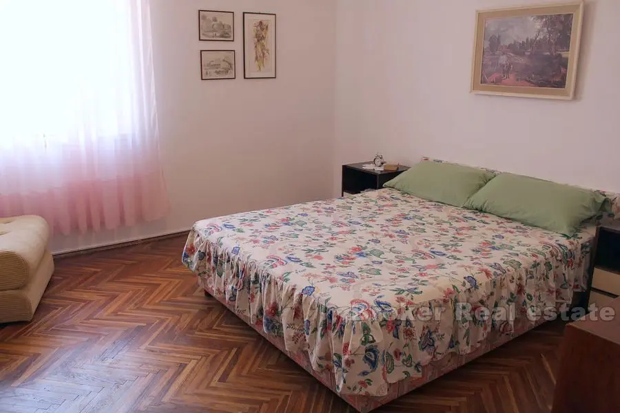 Pojisan, Fin och bekväm lägenhet med två sovrum