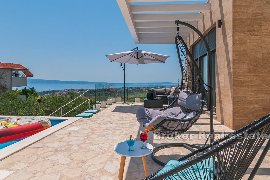 Maison moderne avec piscine et vue mer, région de Split