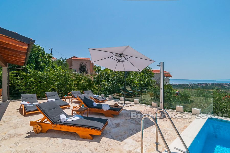 Moderní dům s výhledem na bazén a moře, oblast Split