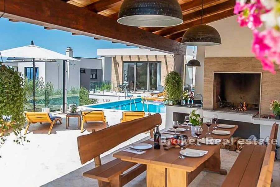 Maison moderne avec piscine et vue mer, région de Split