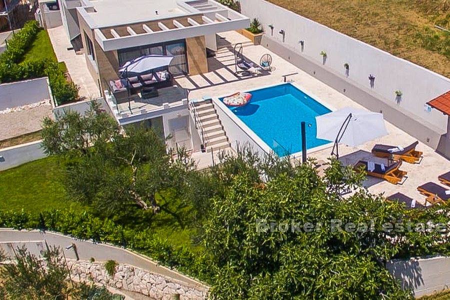 Moderní dům s výhledem na bazén a moře, oblast Split