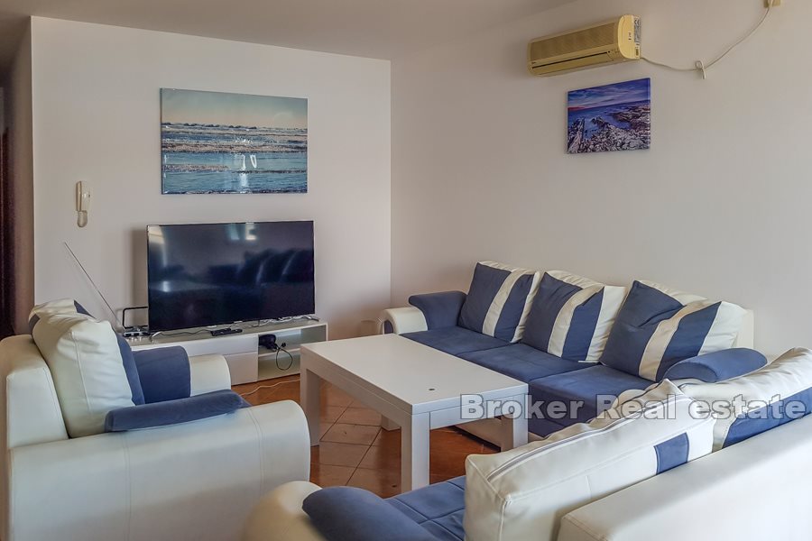Four bedroom apartment with sea view