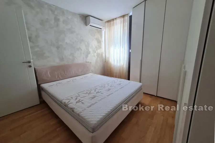 Appartamento con due camere da letto con garage e vista mare, Žnjan
