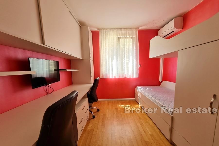 Appartamento con due camere da letto con garage e vista mare, Žnjan