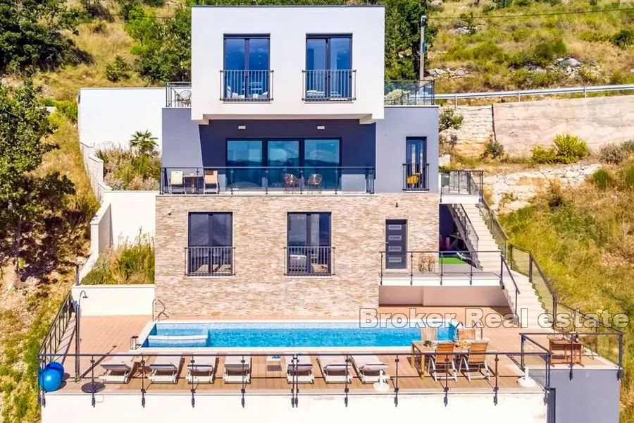 Villa moderne avec piscine et vue mer