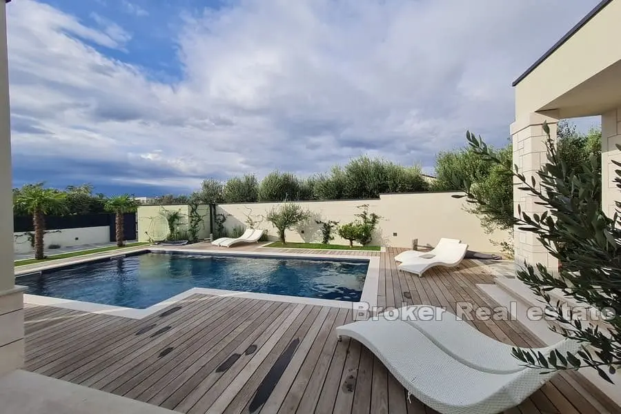 Maison de luxe nouvellement construite avec piscine