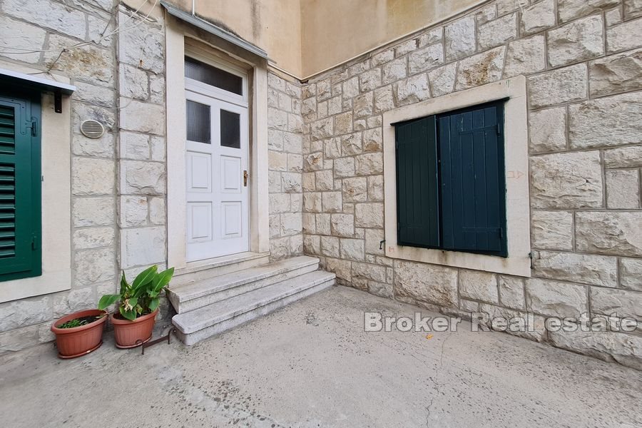 Bačvice, one bedroom apartment in old-fashioned building