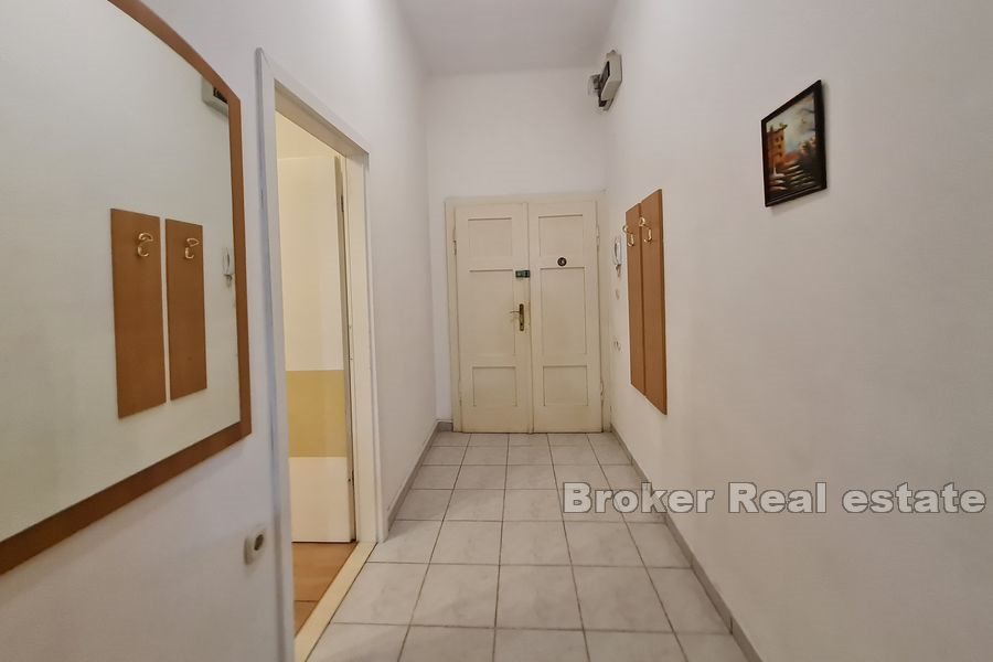 Bačvice, one bedroom apartment in old-fashioned building