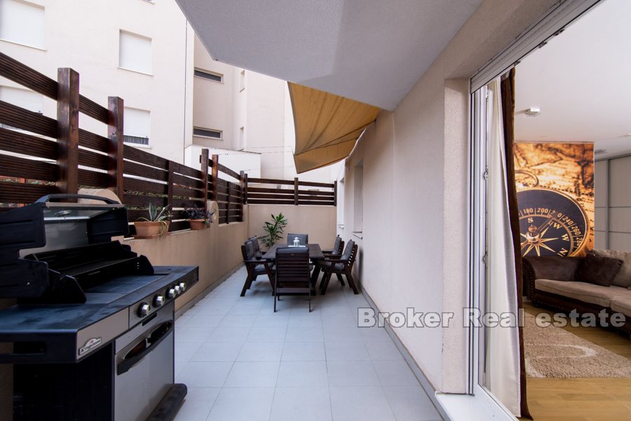 Znjan, to-roms leilighet med terrasse