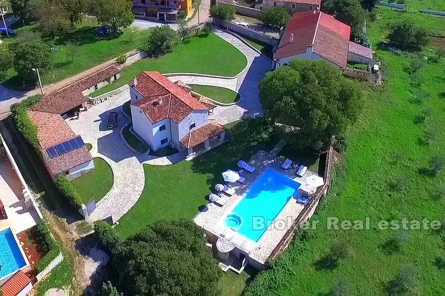 Gods med två hus och en pool