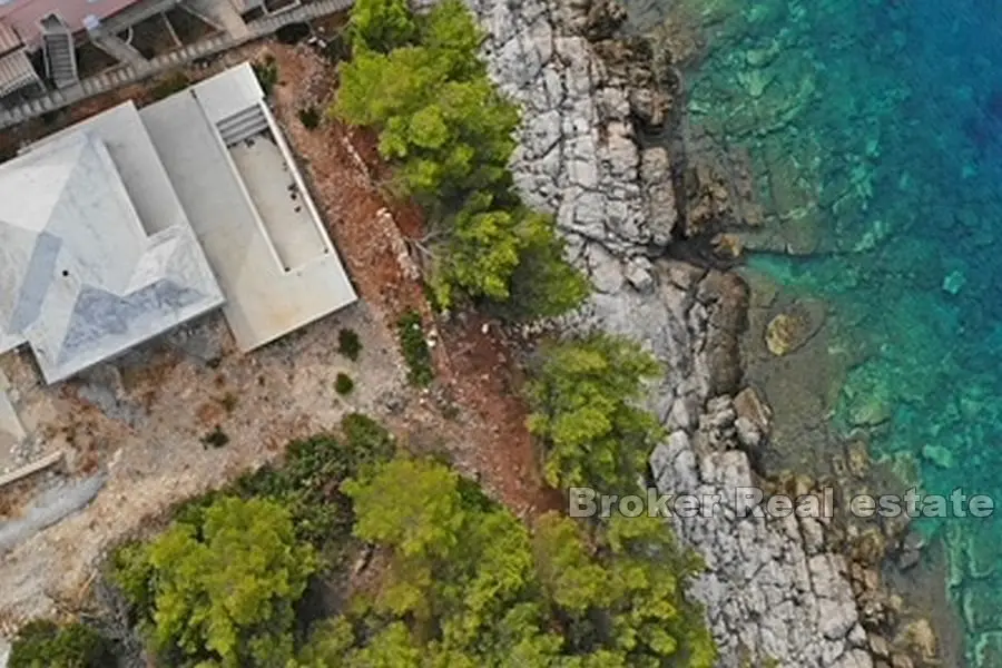 Niedokończony dom z basenem, pierwszy rząd do morza