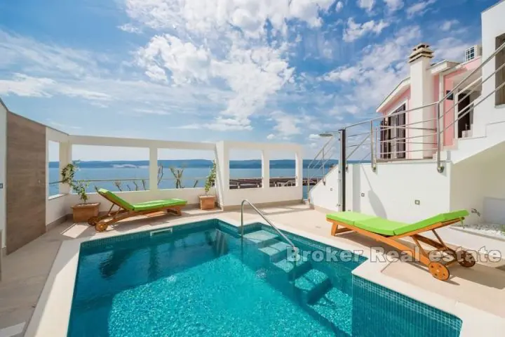 Exceptional property with pool, first row to the sea