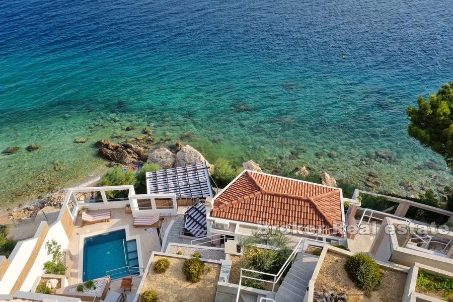 Exceptional property with pool, first row to the sea