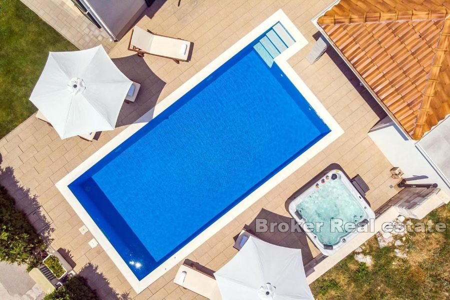Casa con piscina in una posizione appartata