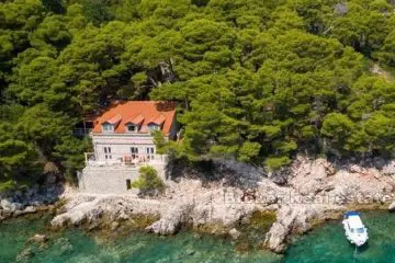 Unique property, first row to the sea