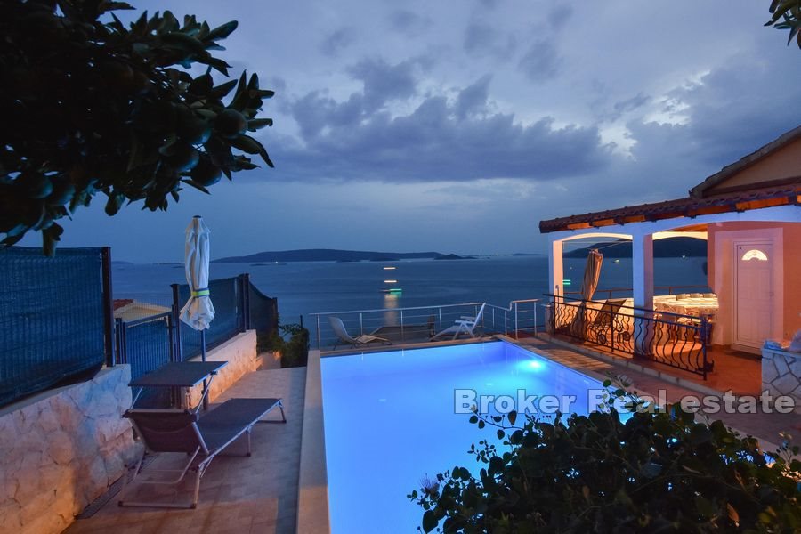 Hus med pool och panoramautsikt