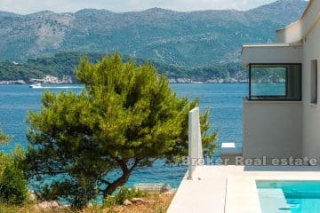 Unique luxury villa, first row to the sea