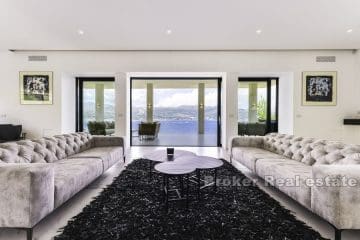 Unique luxury villa, first row to the sea