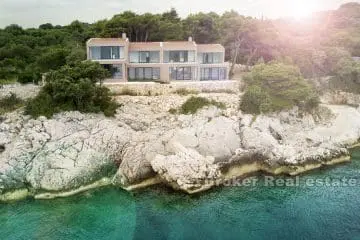 Luxury villa with pool, first row to the sea