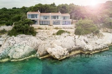 Attractive villa with pool, first row to the sea