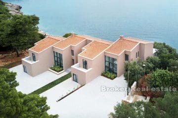 Attractive villa with pool, first row to the sea
