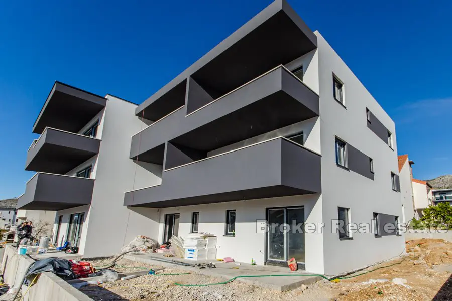 Atrakcyjny nowy budynek, więcej mieszkań, Trogir