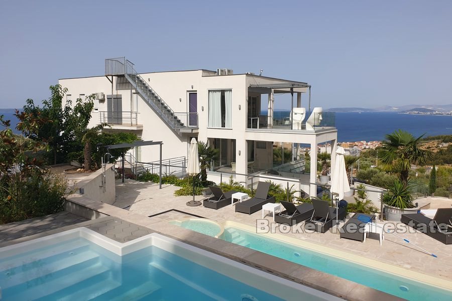 Villa moderne de construction récente avec vue sur la mer