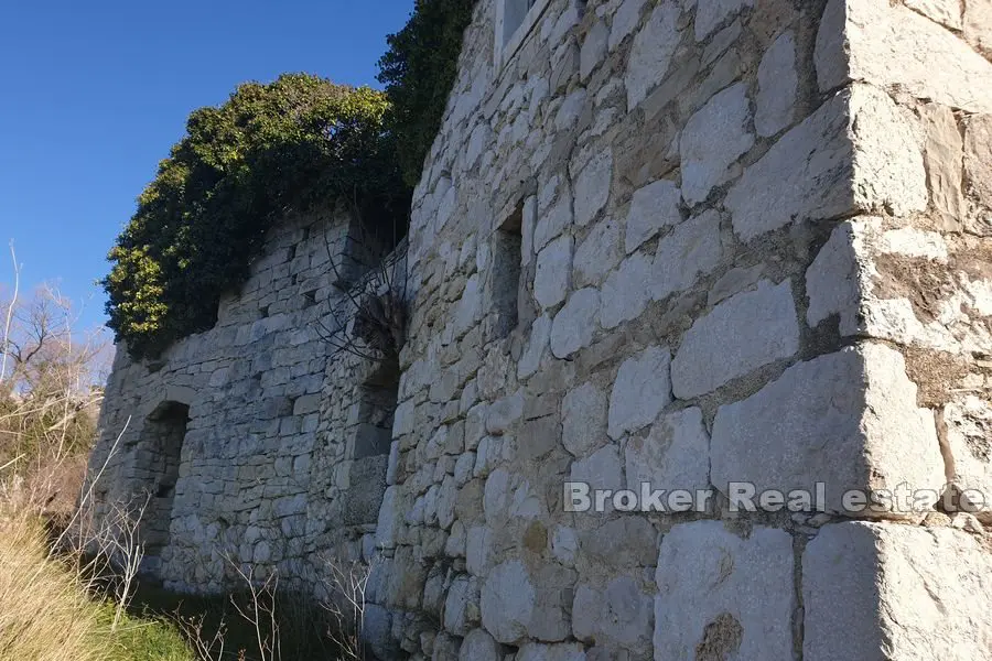 Kamenný dům s výhledem na moře