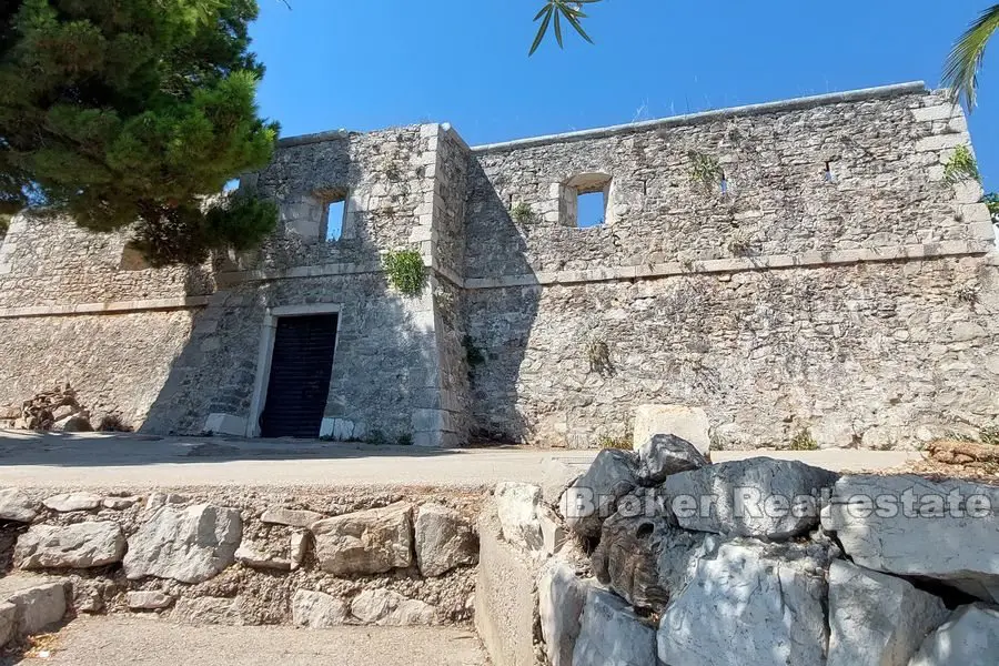 Århundraden gammal ruin av en fästning