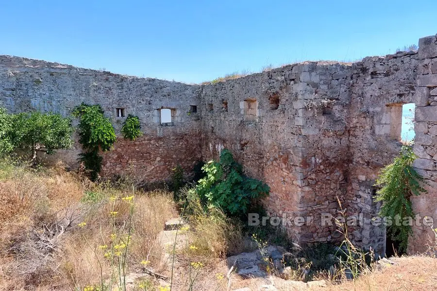 Flere hundre år gammel ruin av en festning
