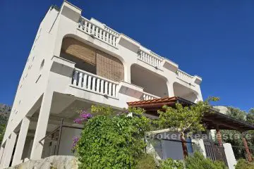 Apartment house in the first row to the sea