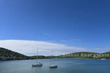 Hotel with restaurant in the first row to the sea