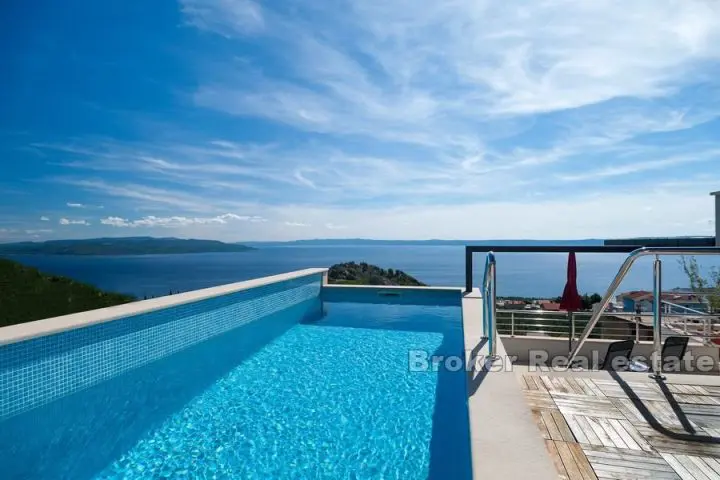 House with pool and sea view