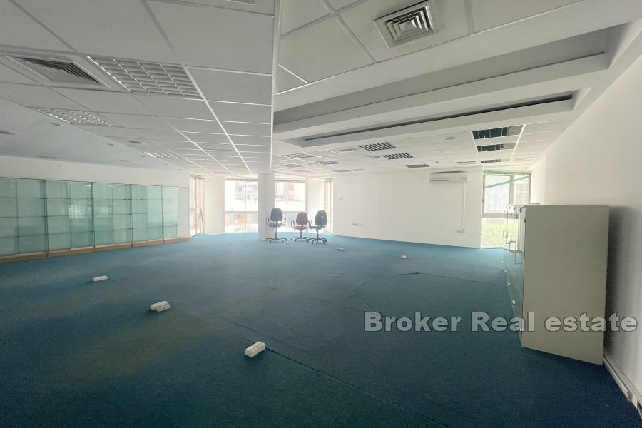 Split 3 - Spacious office space in a frequent location