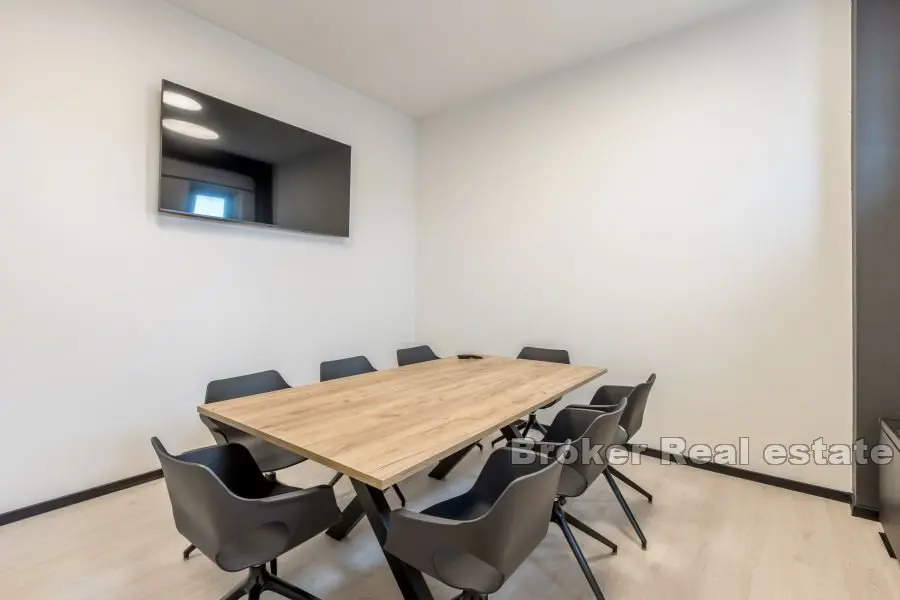 Split 3 - Spazio ufficio arredato in stile moderno