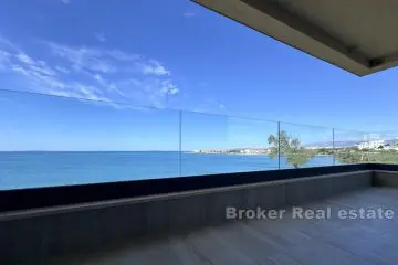 Luxurious penthouse in the first row to the sea